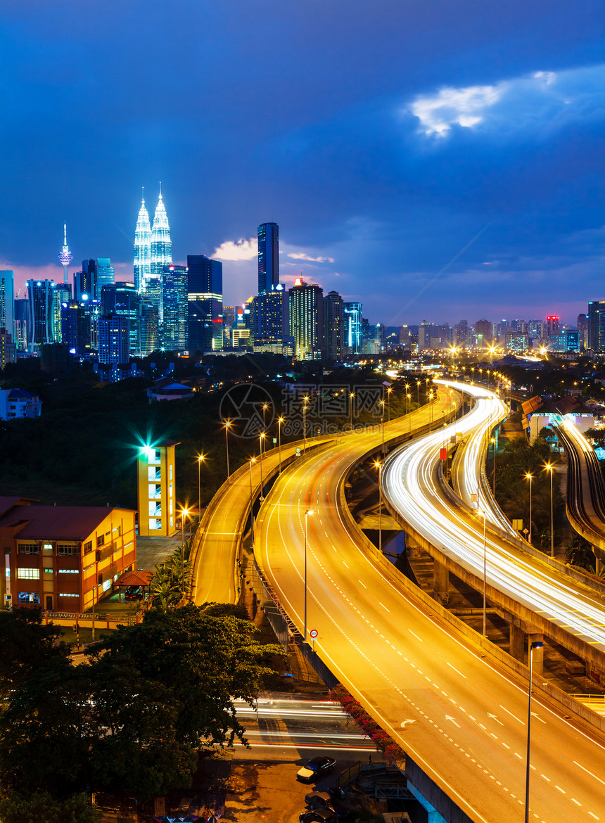 晚上吉隆坡天际公司办公室首都蓝色场景天空风景地标商业中心图片