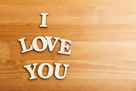 我爱你的木写字母木材木头材料棕色背景图片