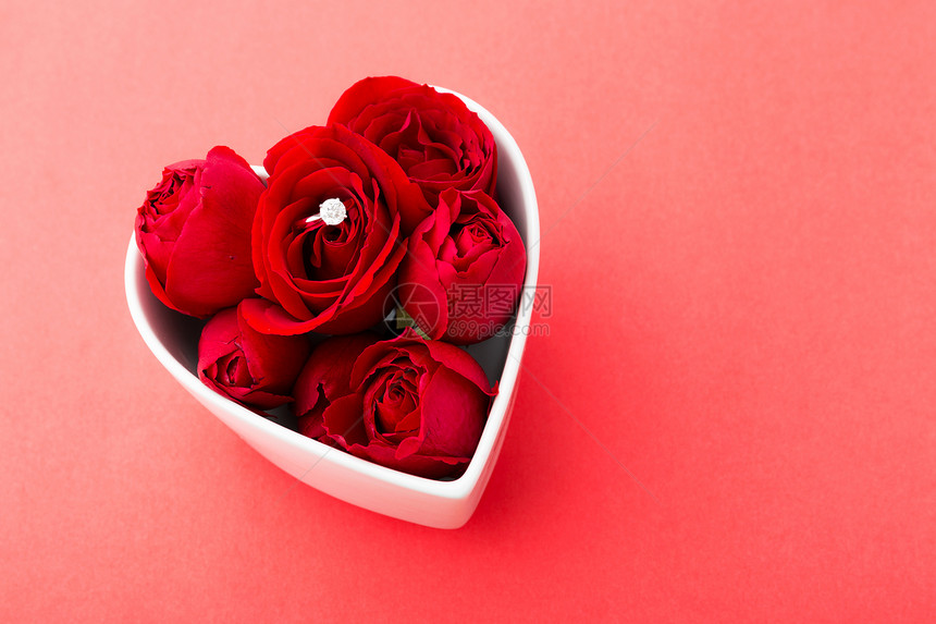 红玫瑰和钻石戒指 在红b上方的心形碗里纪念日花束踏板粉色红色热情婚姻玫瑰花瓣礼物图片