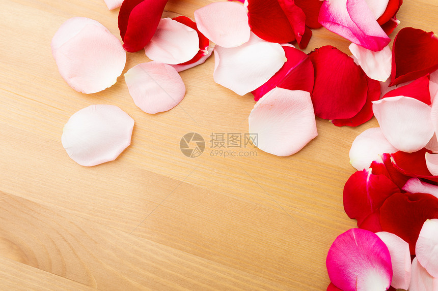 玫瑰花瓣桌子纪念日情人踏板木头礼物粉色新娘热情周年图片