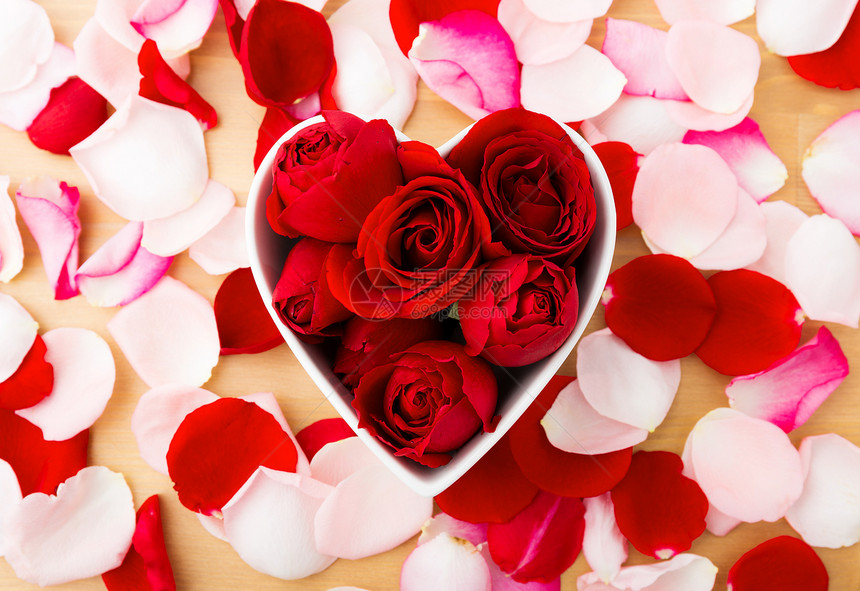 红玫瑰在心脏形状的碗里 有花瓣图片