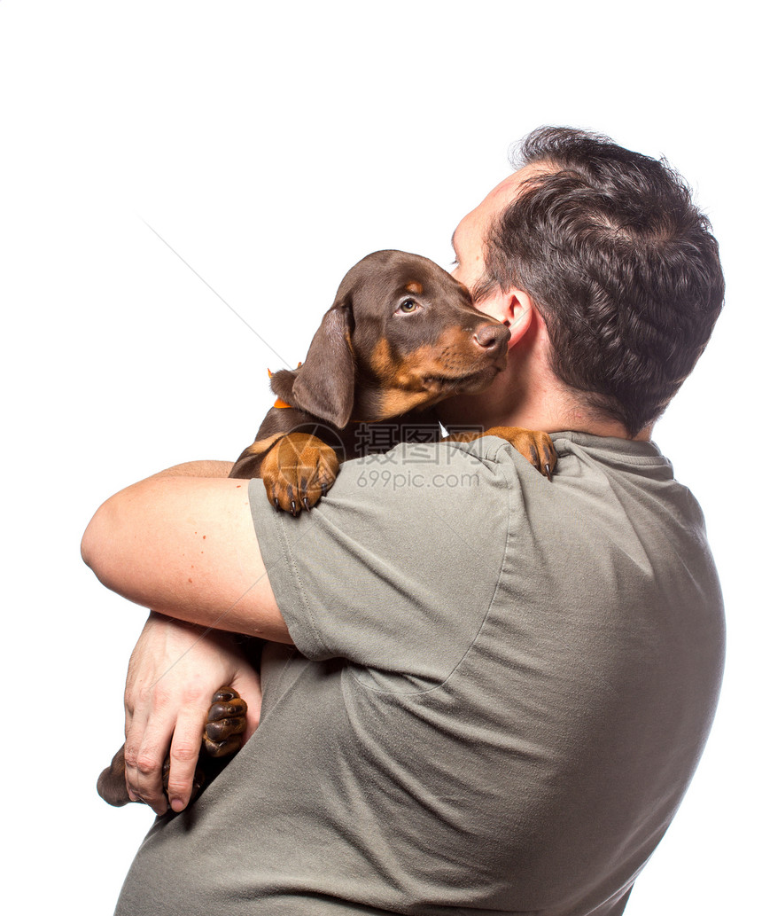 成年男子抱着他的可爱小狗 孤立在白色的后腹号上朋友友谊成人猎犬宠物忠诚红色动物婴儿毛皮图片