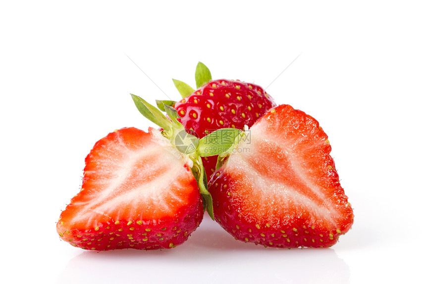 白色背景上孤立的多汁草莓图片