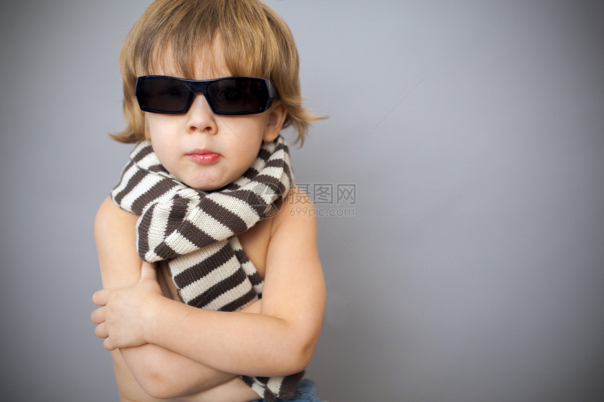 男孩在太阳镜中衣服围巾男人头发成人男性条纹白色眼镜婴儿图片