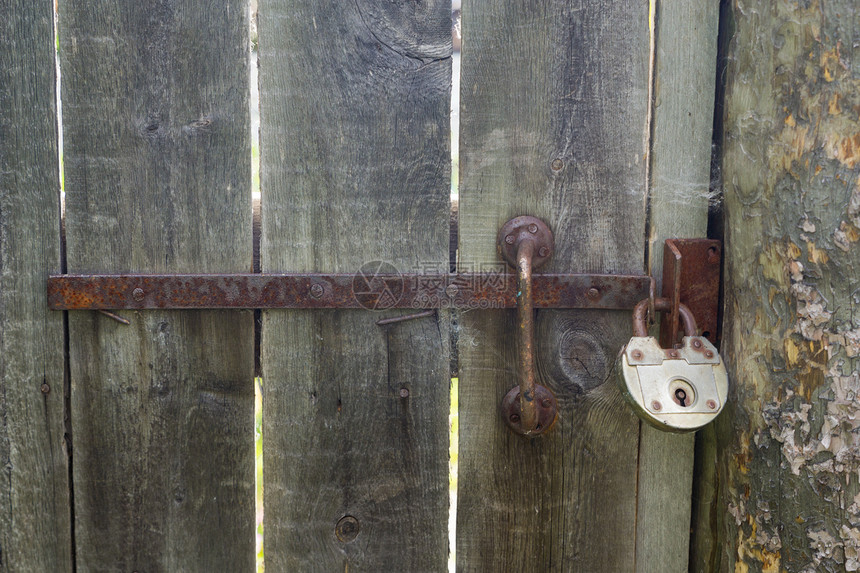 旧的挂锁闩锁房子警卫金属锁孔入口钥匙木头安全图片