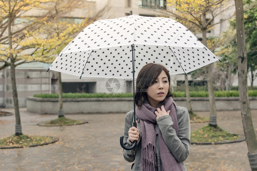 孤独的亚洲妇女女性女士魅力寂寞下雨街道图片