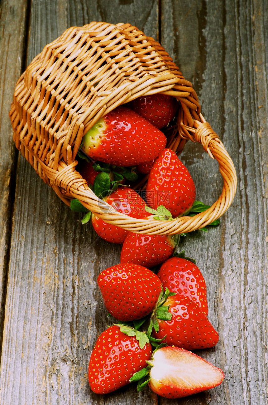 篮子中的草莓食物全身浆果美食家甜食乡村静物宏观色彩柳条图片
