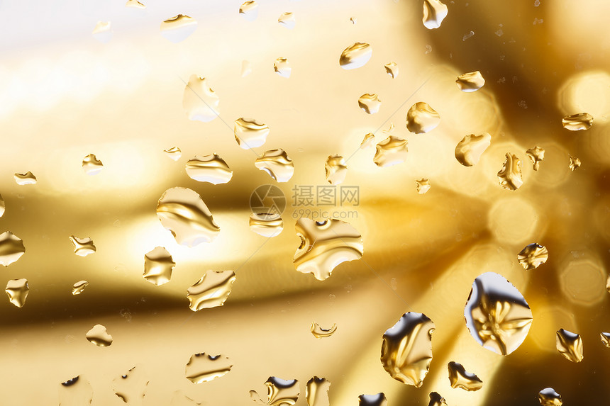 带有水滴的金色抽象背景宏观气泡黄色雨滴玻璃飞沫艺术珠子金属液体图片