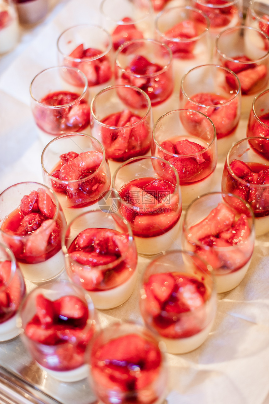 配草莓的奶油甜点图片