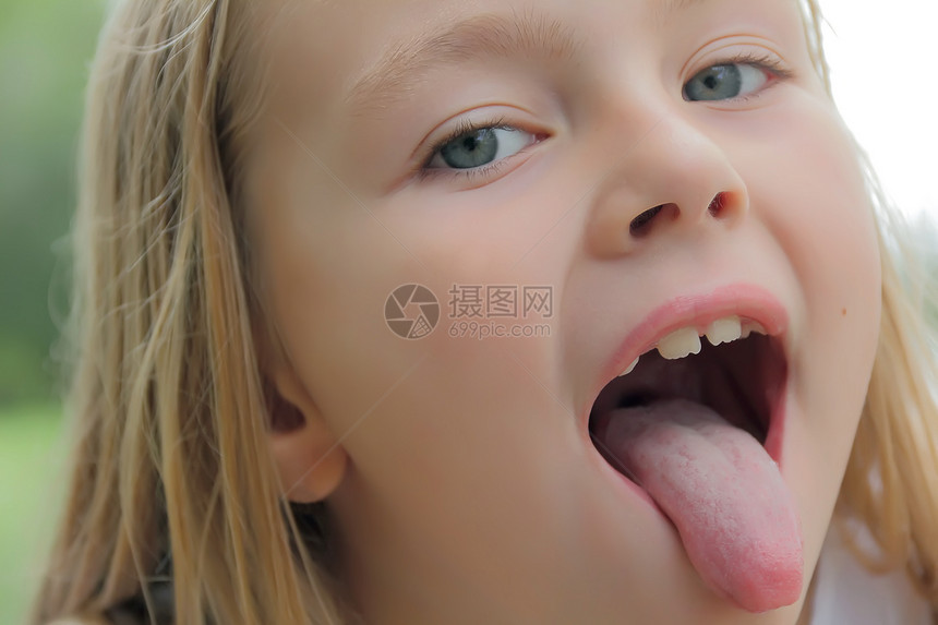 舌头伸出的小女孩孩子头发金发女学生白色图片