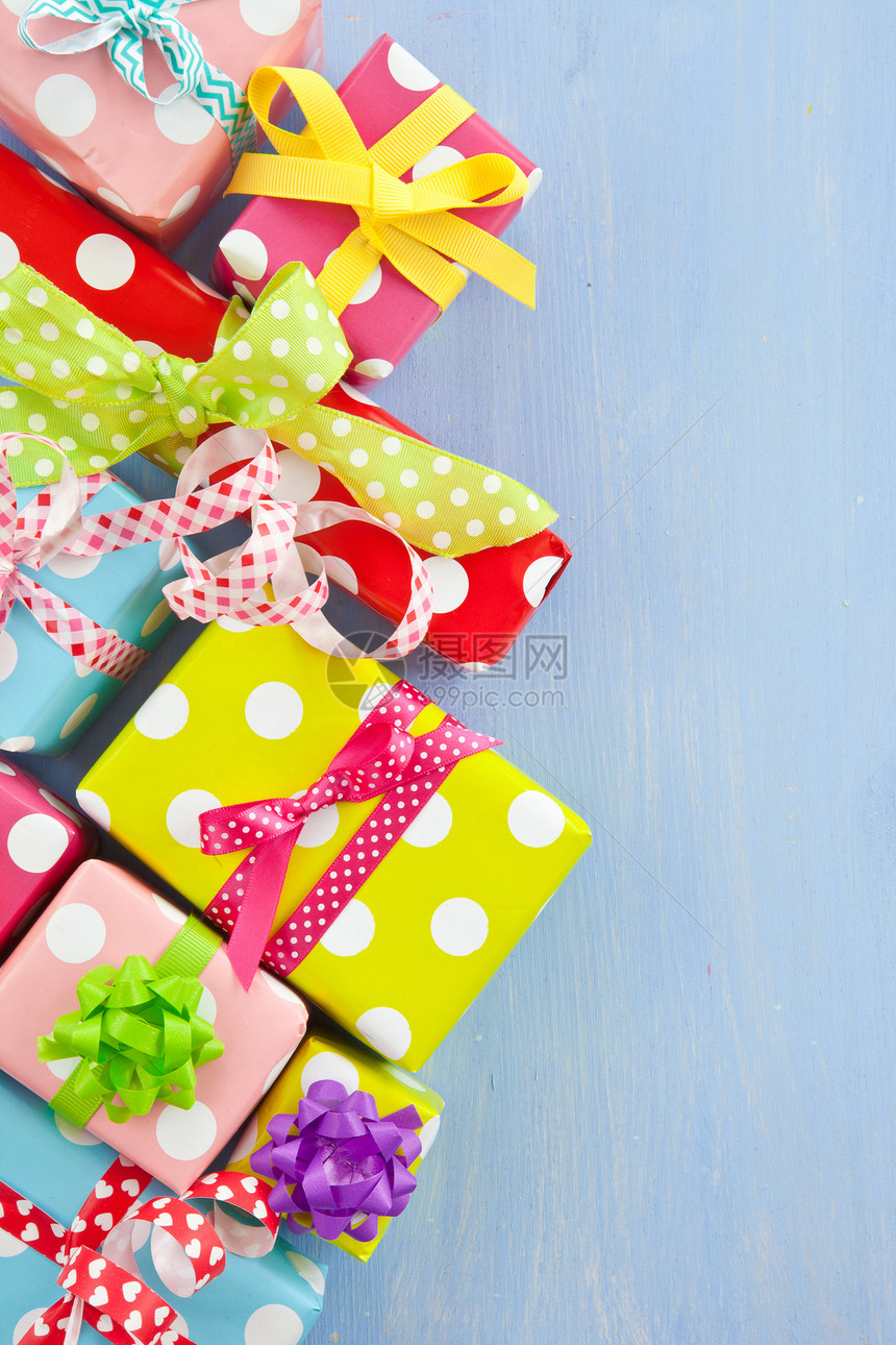 以虚纸包裹的多彩礼品盒礼物盒乐趣包装纸时间礼品红色礼物婚礼周年丝带图片