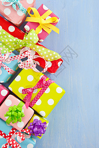 以虚纸包裹的多彩礼品盒礼物盒乐趣包装纸时间礼品红色礼物婚礼周年丝带背景图片