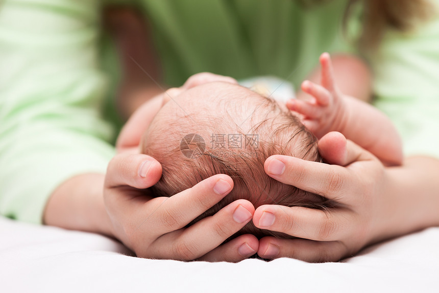 母亲亲手照料睡着的新生儿婴儿幸福父母儿子男性卫生童年后代休息生活女孩图片