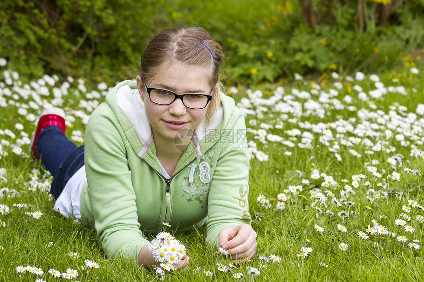 年轻女孩采摘雏菊晴天香味花束植物农村自由孩子植物群叶子公园图片