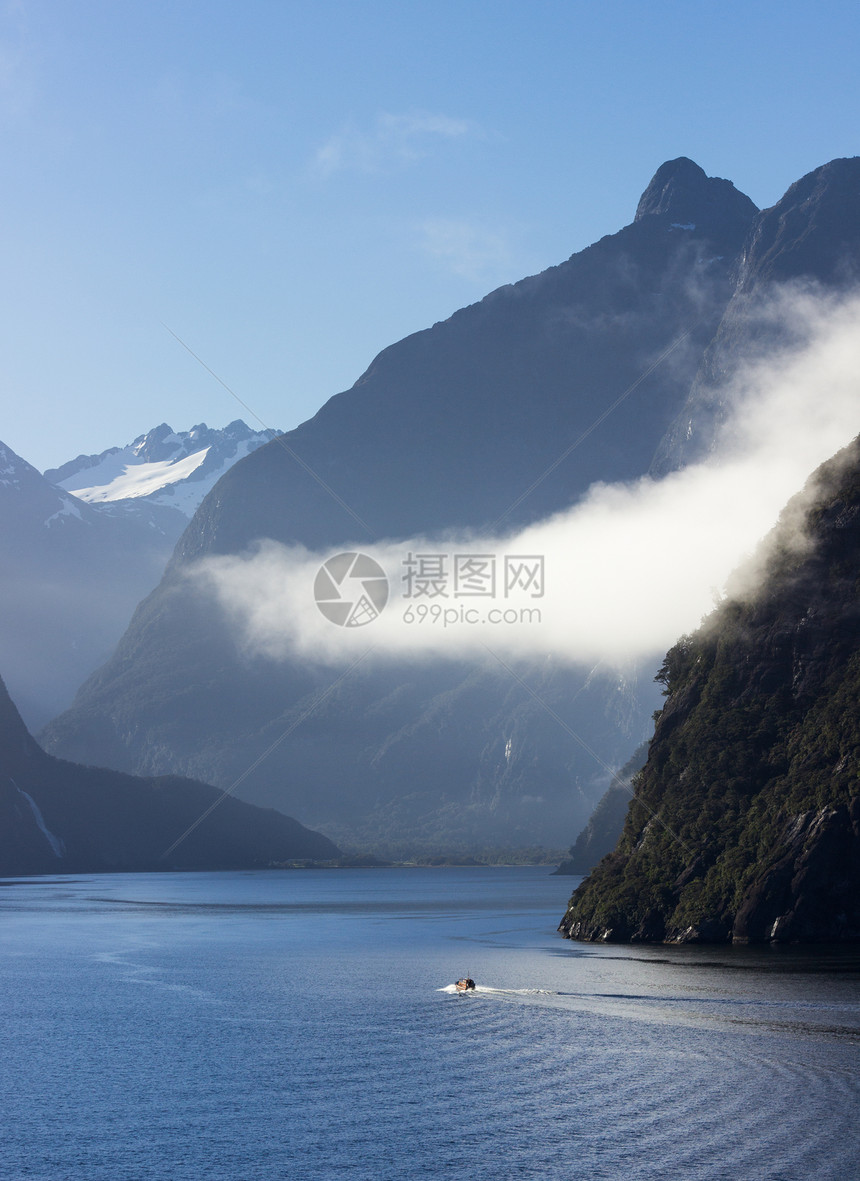 新西兰米尔福德州荒野山脉海洋反射地标顶峰晴天悬崖旅游岩石图片