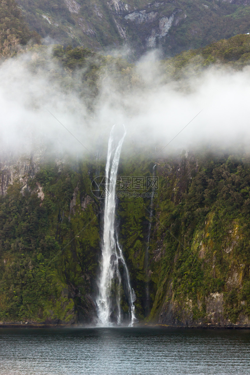 新西兰米尔福德州悬崖山脉地标峡湾晴天旅游场景海岸线旅行岩石图片