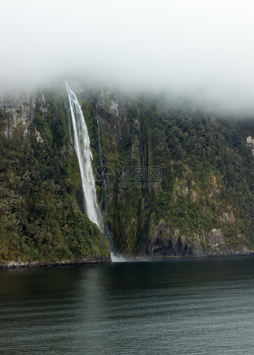 新西兰米尔福德州海洋场景蓝色地标岩石风景旅行晴天悬崖冒险图片