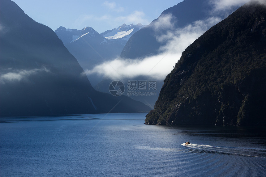 新西兰米尔福德州山脉地标场景晴天反射顶峰海岸线旅行荒野天空图片