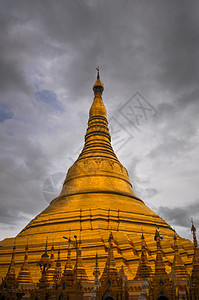 仰光明媚的日落中闪耀着什维达贡塔 Myan背景图片