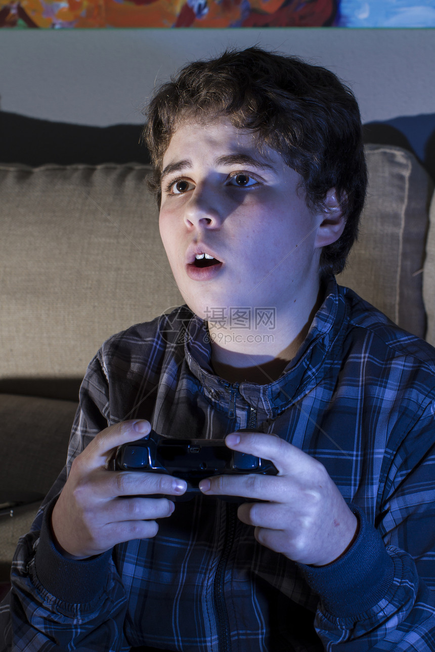 在家里玩电脑游戏的男孩儿 拿着拐杖玩具手柄控制乐趣兄弟安慰房间青少年喜悦青春期图片