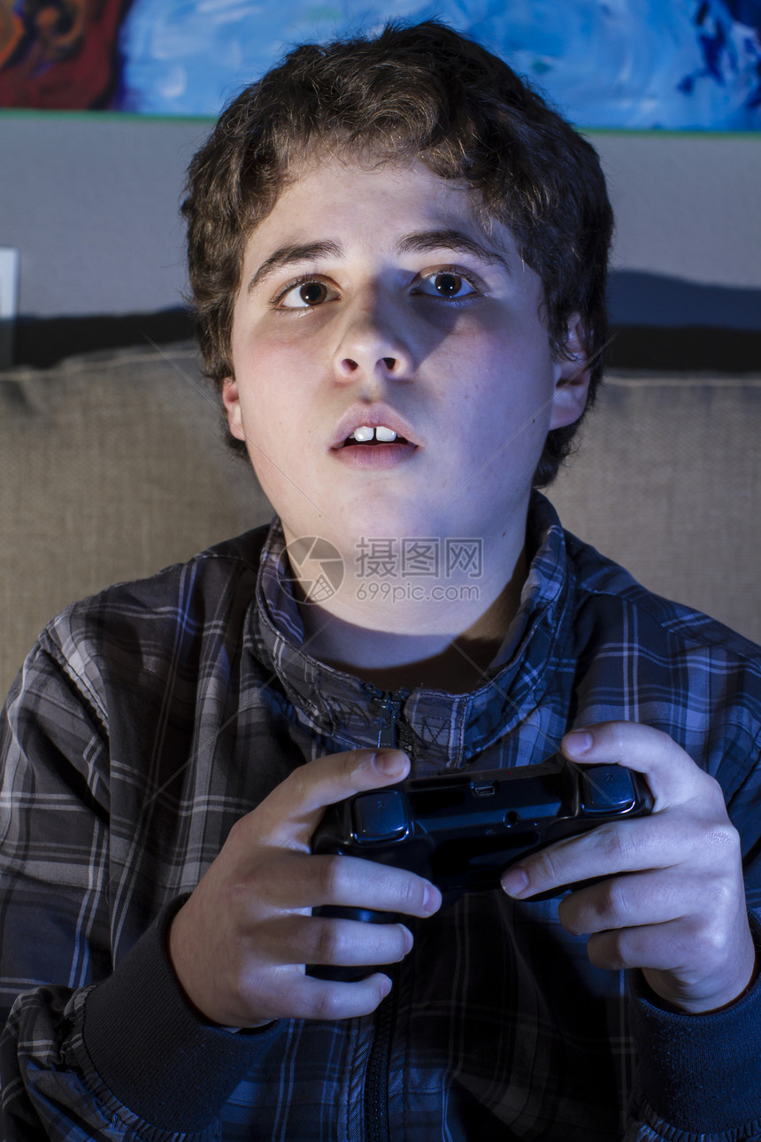 青少年生活方式 男孩玩游戏游戏的游戏 在HO图片