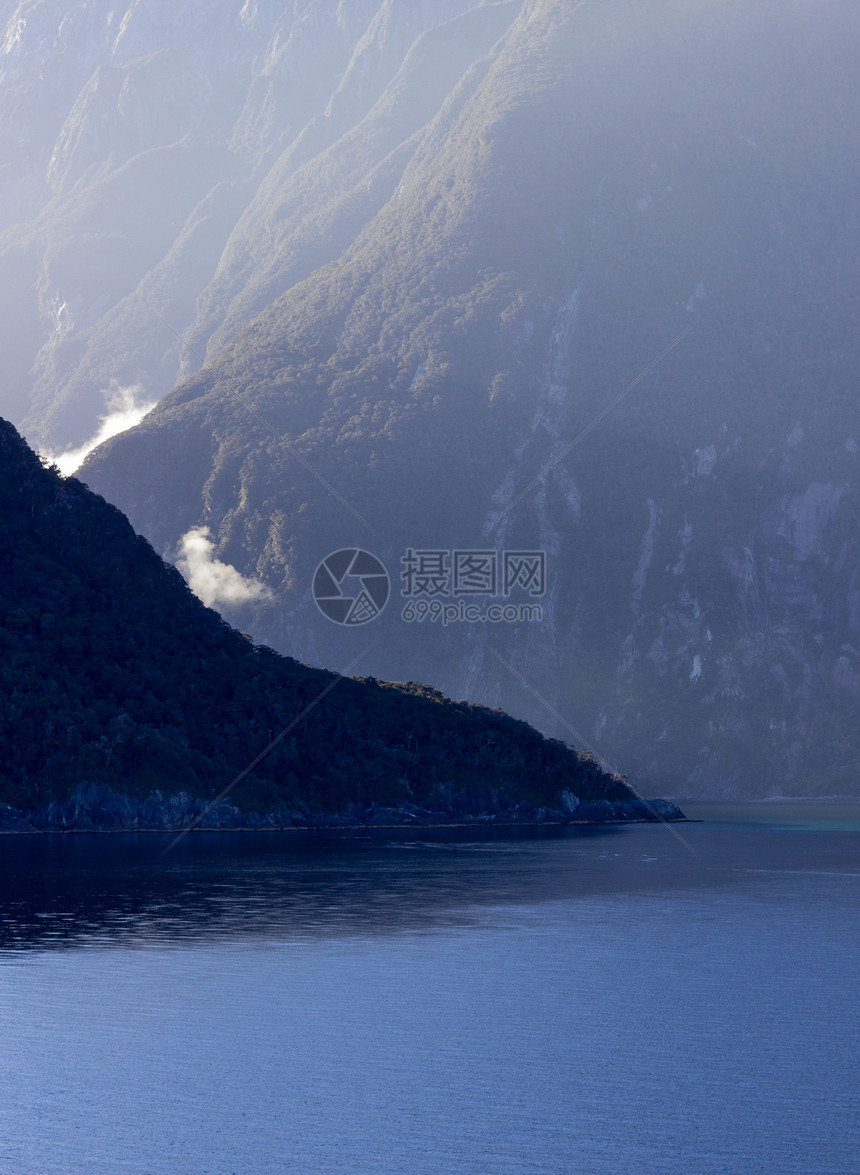 新西兰米尔福德州地标海岸线反射风景晴天场景悬崖山脉岩石峡湾图片