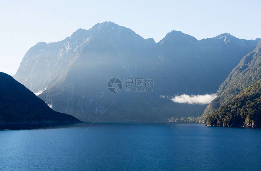 新西兰米尔福德州顶峰天空岩石反射蓝色峡湾山脉海洋悬崖晴天图片