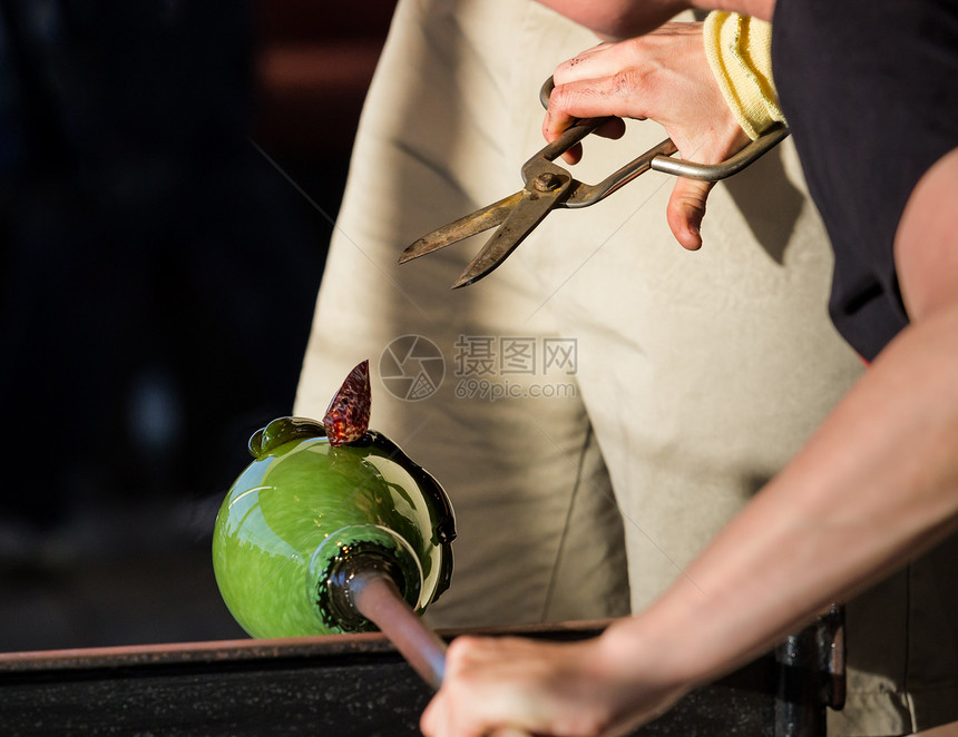玻璃吹风者用绿色瓶子工作工匠花瓶玻璃匠工具镊子鼓风机作坊火焰工艺橙子图片