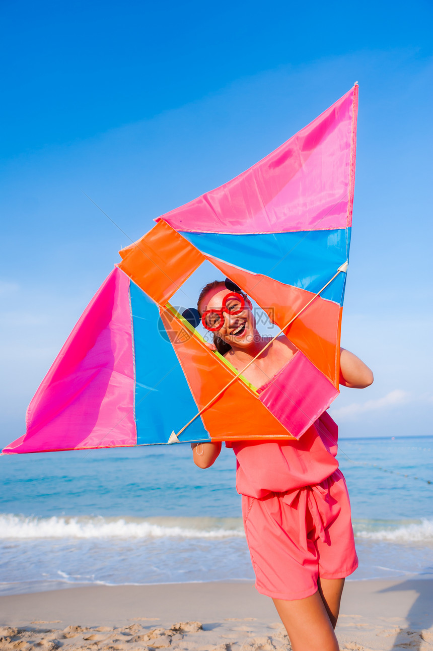 女孩穿着太阳眼镜 在海边的海滨 有风筝的女孩有Jo图片