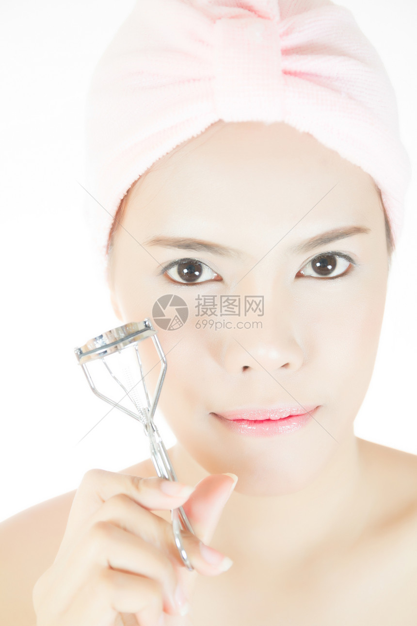 美丽的亚洲年轻成年女性化妆品爆头特写睫毛膏美容女孩白色微笑工具卷发器图片