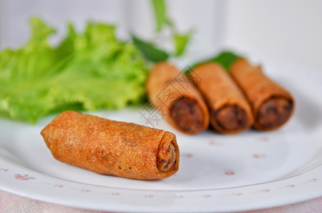 易炸春卷美食盘子糕点油炸食物菜单猪肉蔬菜烹饪拼盘背景图片