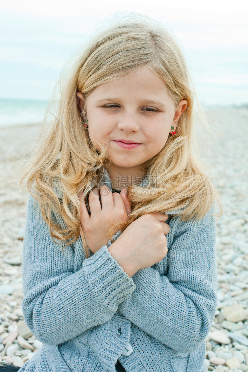 秋天海滩上的女孩海浪童年女儿石头假期天气海岸金发海洋活动图片