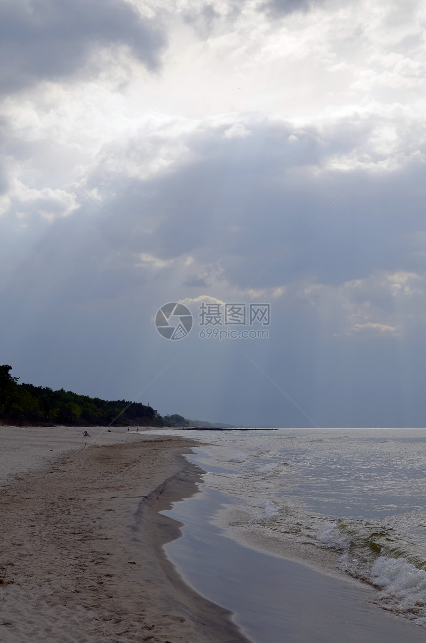 带森林 海滩 海和风暴云的波罗的海景观海浪松树叶子光束天空海岸绿色钓鱼风暴海景图片