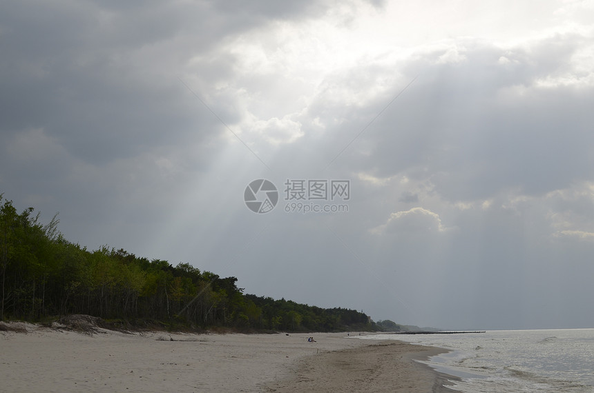 带森林 海滩 海和风暴云的波罗的海景观钓鱼光束天空海岸阳光叶子蓝色绿色风暴松树图片