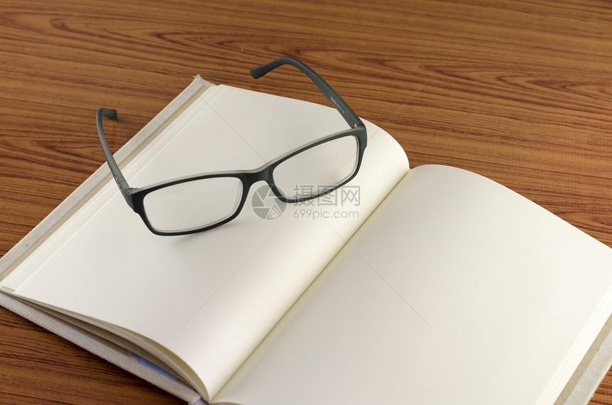 笔记本上的眼镜桌子学校活页规划师软垫记事本图书铅笔时间商业图片