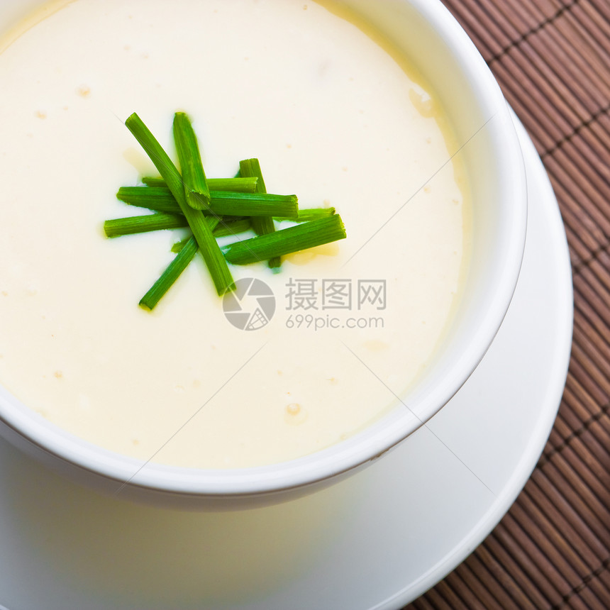 新鲜羊毛松汤饮食午餐杯子液体食物蔬菜用餐盘子白色黄色图片