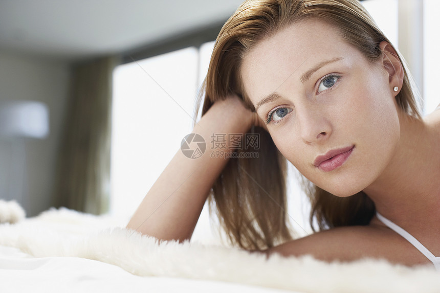 女人在床上放松 在床肖像上近身图片