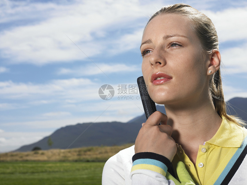 高尔夫球场上的妇女娱乐时间摄影女士琢磨竞技活动休闲空闲女性图片