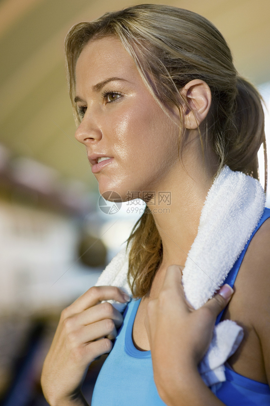 健身房有毛巾的妇女(特写)图片