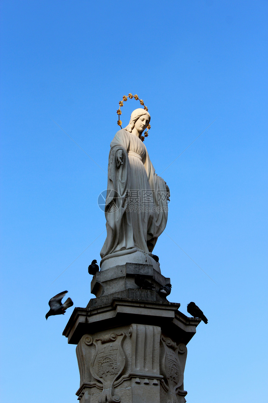 圣母玛利亚在Lvov的雕塑图片
