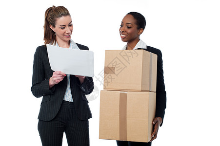 两名女职工讨论股票细节问题报告盒子管理人员企业家沟通纸板盒商界经理公司雇主背景图片