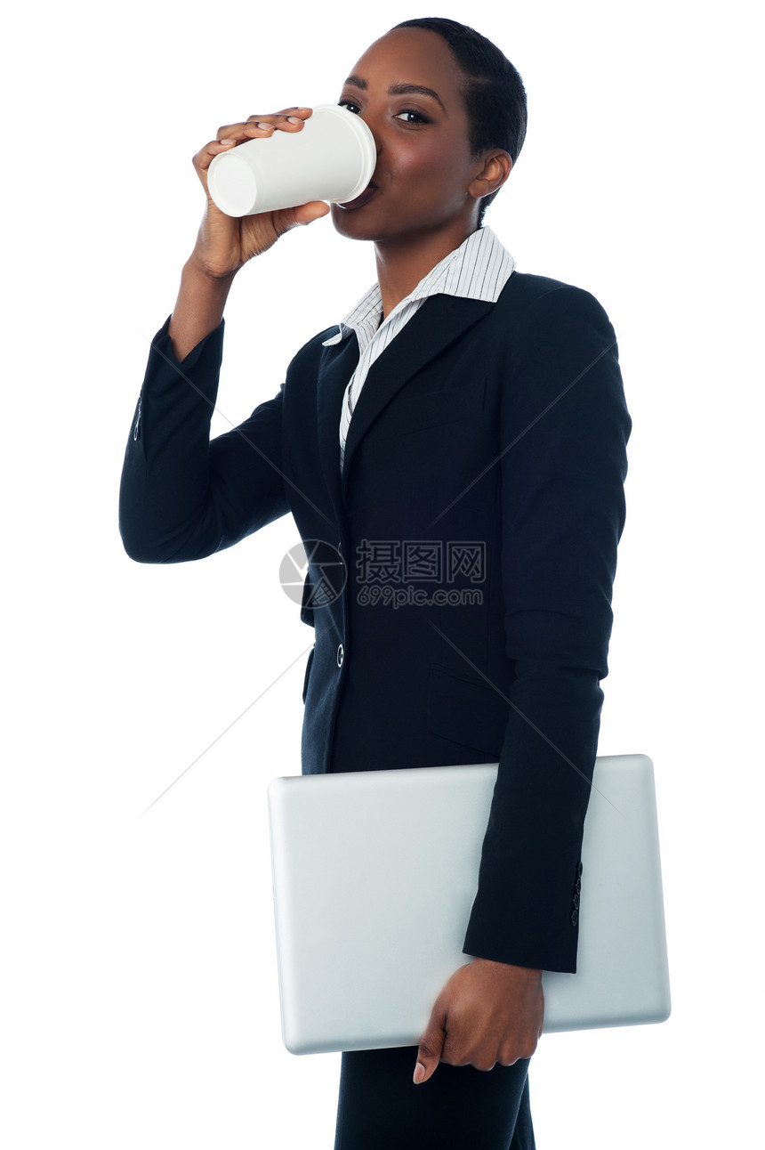 享受冷咖啡的女性行政主管图片