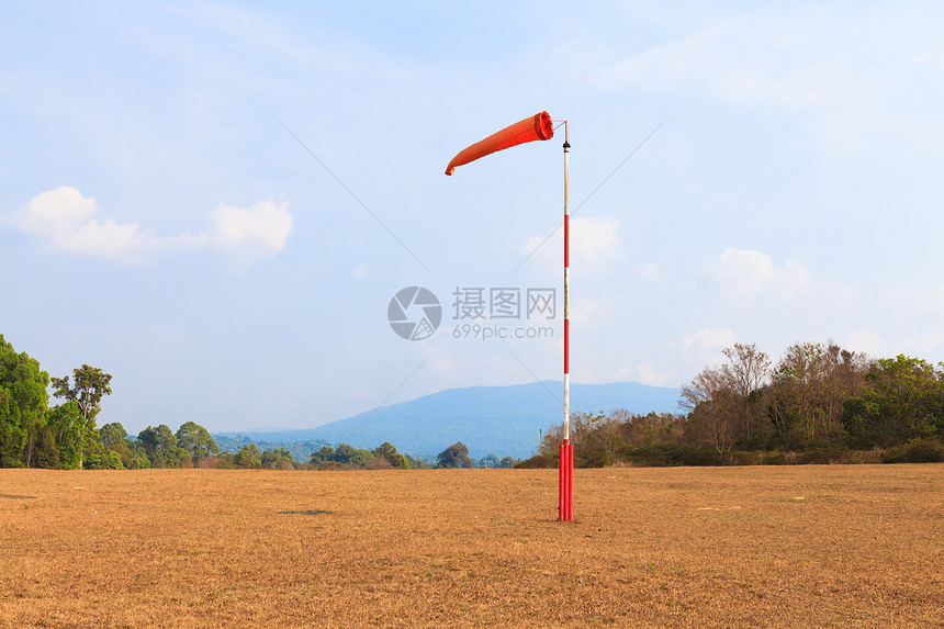 地面机场的船旗天空场地旗帜橙子白色红色图片