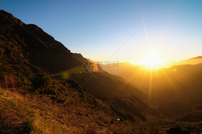 日落在山上天空太阳沙漠橙子图片