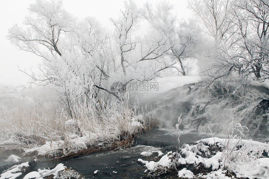 乌克兰冬季带瀑布和冰柱的冰冻溪流图片