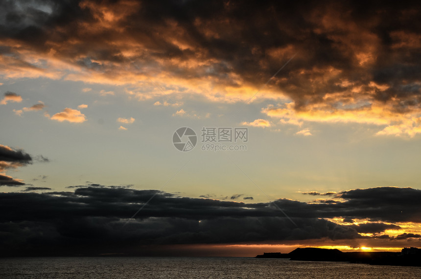 日落时的彩云海滩宗教阳光精神气氛蓝色多云橙子天空红色图片