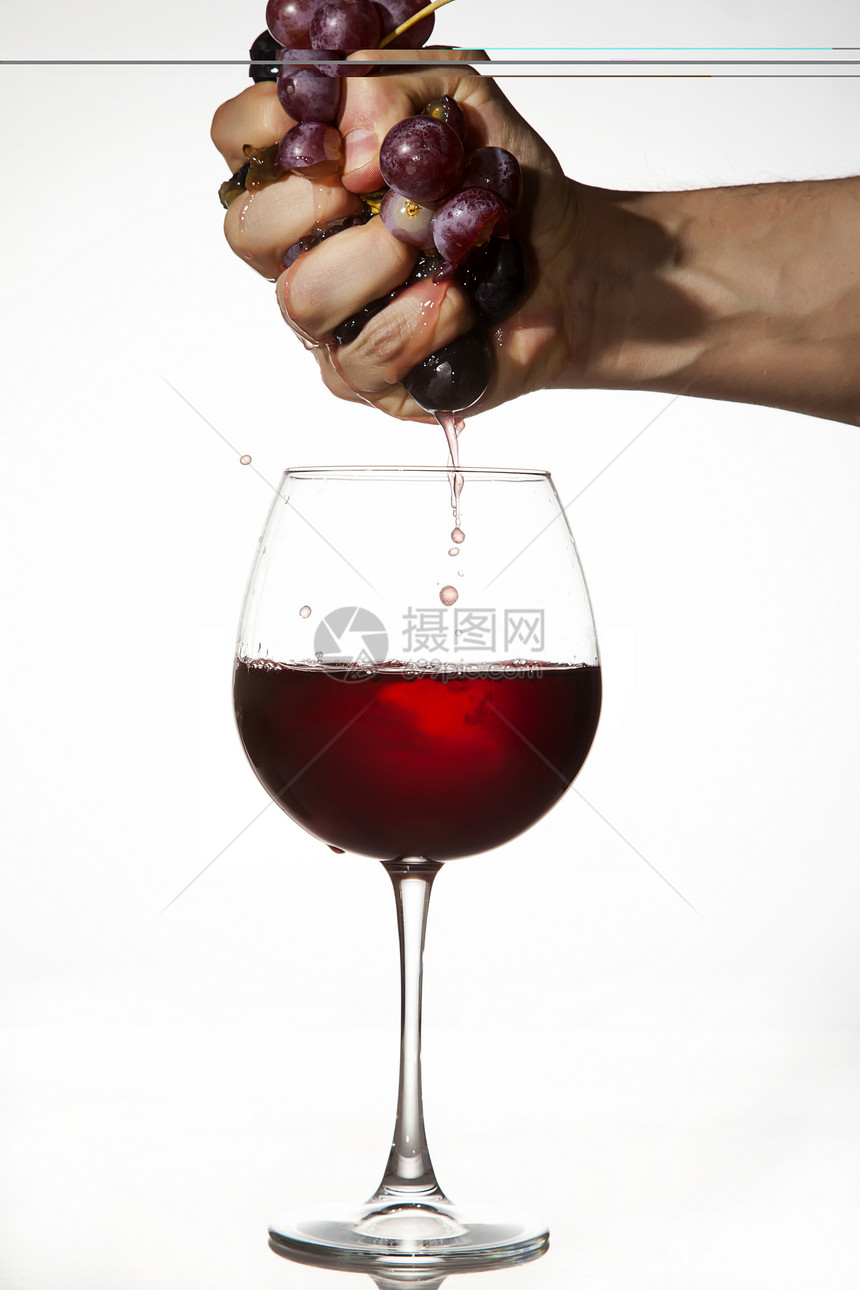 红葡萄用手挤压来酿酒玻璃白色果汁水果社会派对图片