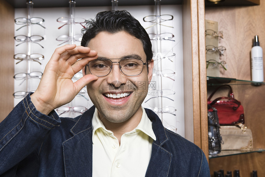 男人在商店里试戴眼镜头肩顾客店铺黑发眼镜眼神享受零售短发架子图片