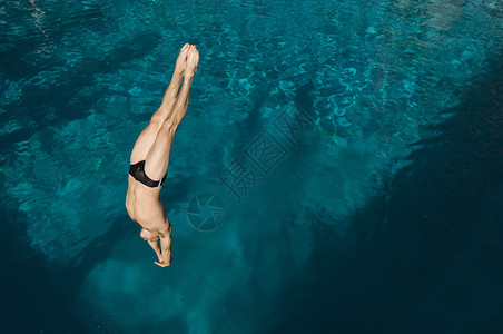 年轻人潜入游泳池中倒挂游泳衣休闲运动跳跃游泳者手臂成年男子活动背景图片