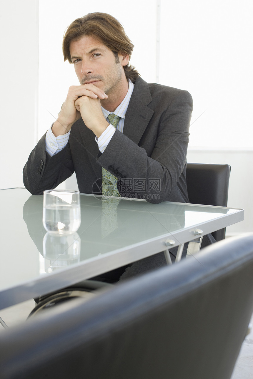 坐在会议桌肖像板上的商家下巴商务头发衣冠商业半身人士玻璃桌子棕色图片